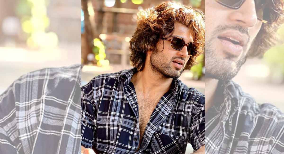 Vijay Deverakonda zooms in his car on Hyderabad roads