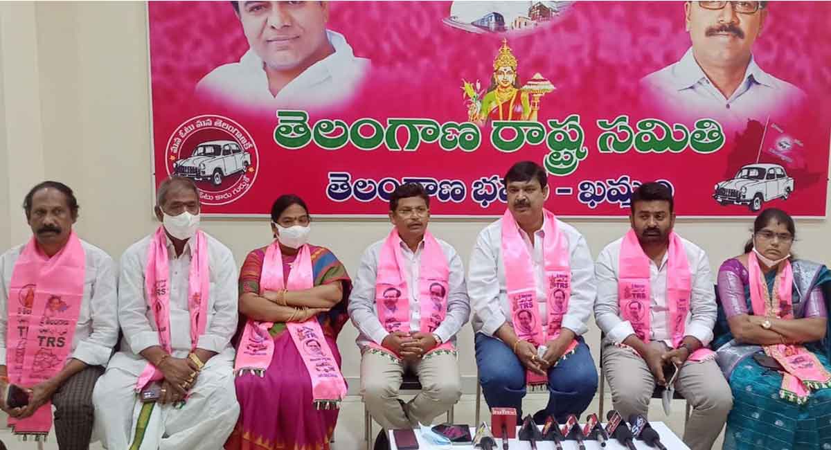 Fertilizer price hike will hit farmers hard: Khammam TRS leaders