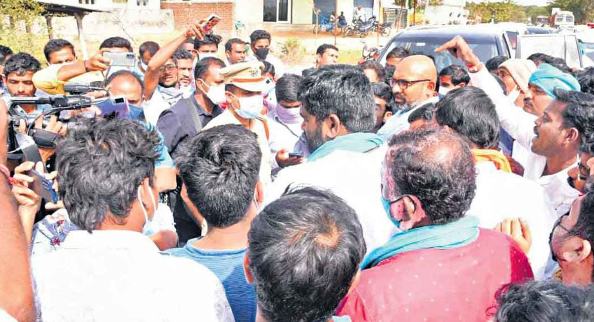 Dharmapuri Arvind deceived farmers, says Jeevan Reddy