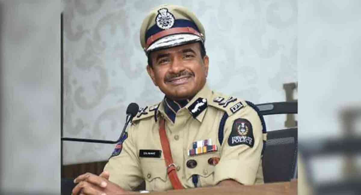 Hyderabad CP rewards police personnel for good work