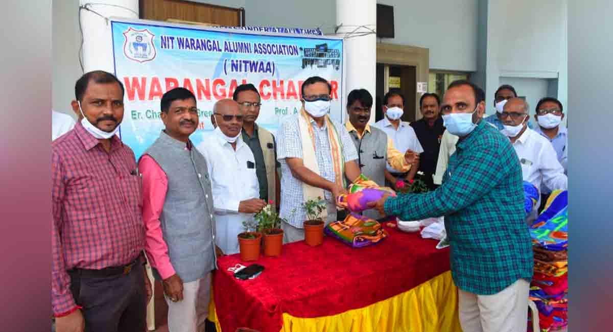 NIT-Warangal alumni body donates blankets, masks to daily wage earners