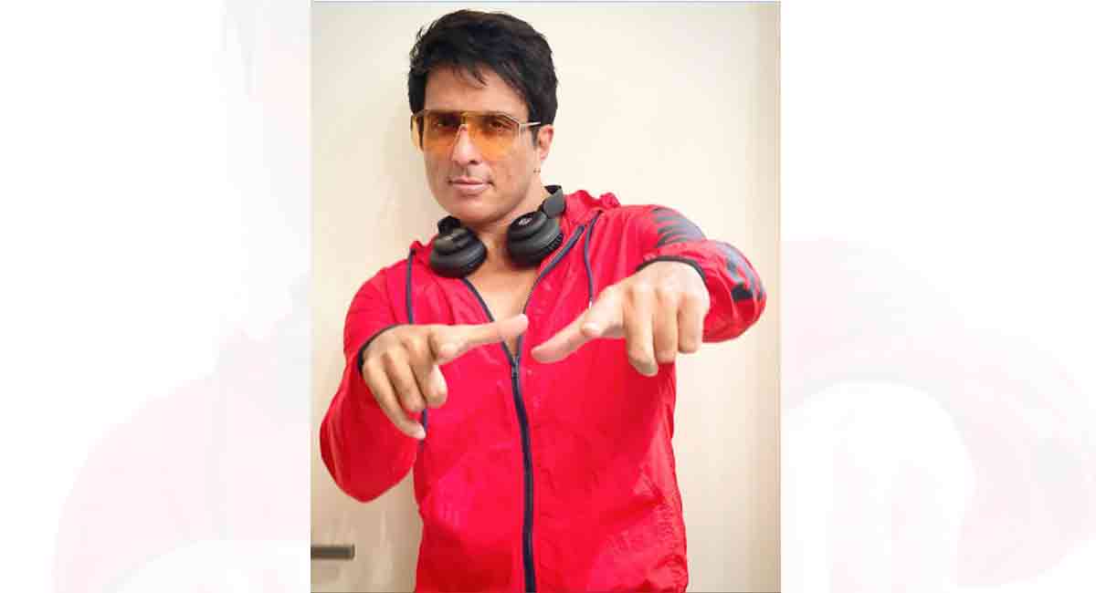Sonu Sood distributes 1000 cycles to girls in his hometown Moga