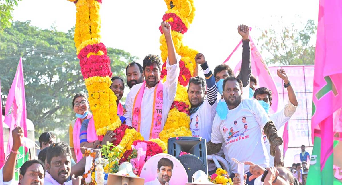 Suman recieves grand welcome on his maiden arrival to Mancherial