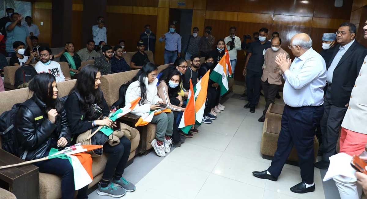 100 Gujarat students return home from Ukraine