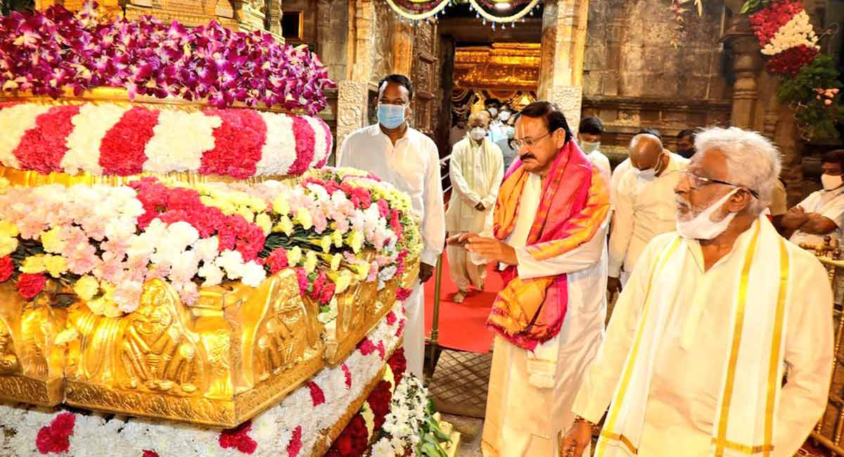 Andhra Pradesh: VP Venkaiah Naidu offers prayers at Tirumala temple