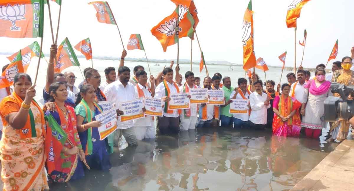 BJP demands construction of bridge across Godavari