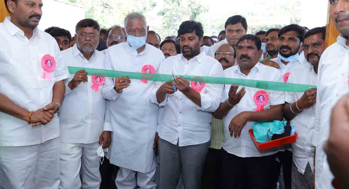 Over 800 TRS workers donate blood in Mancherial