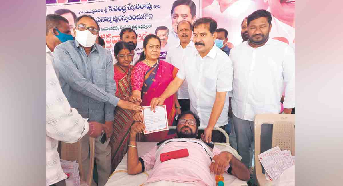 200 people donate blood marking KCR’s birthday in Hanamkonda