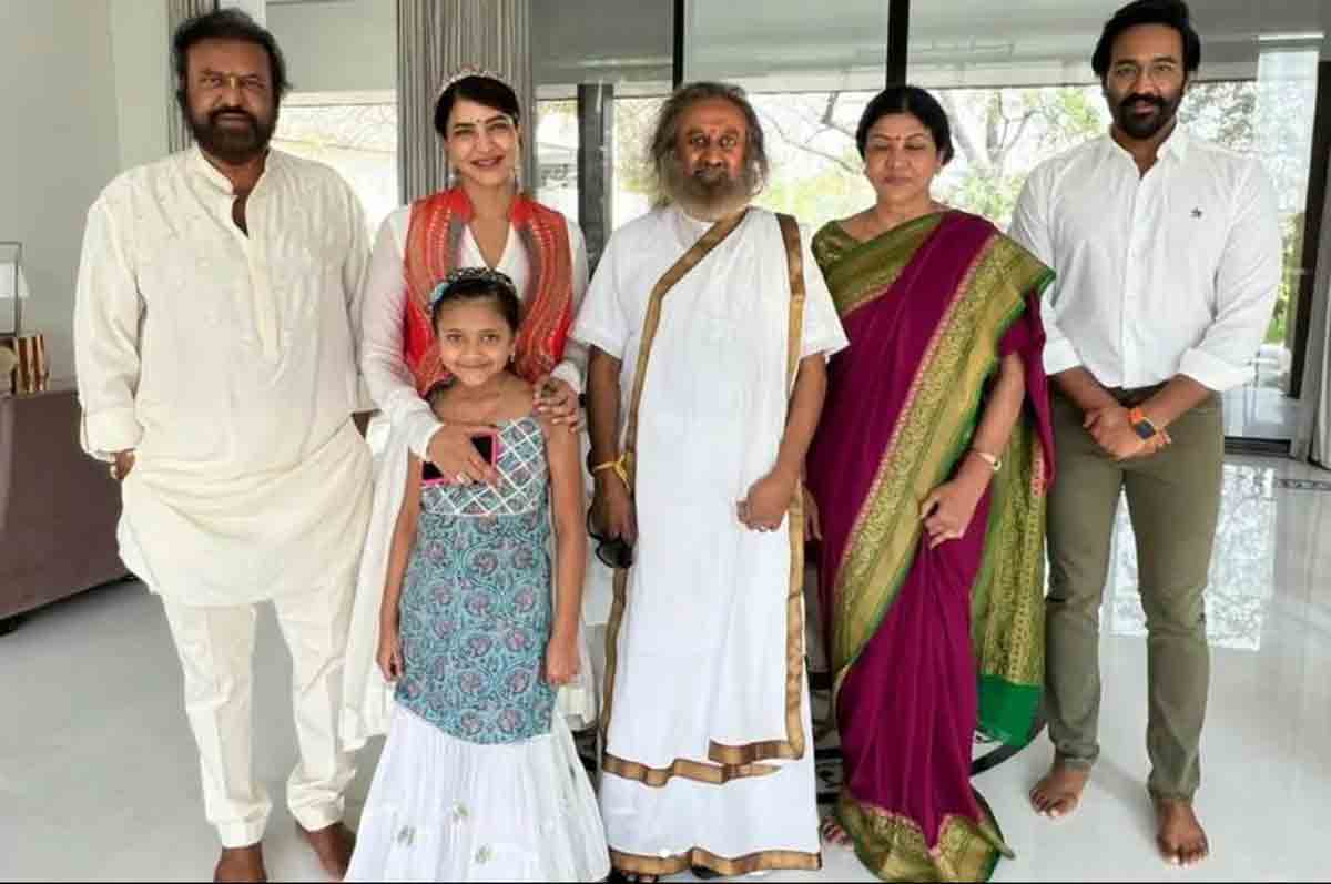 Manchu Lakshmi clicks a mandatory pic with ‘Art of Living’ Ravi Shankar