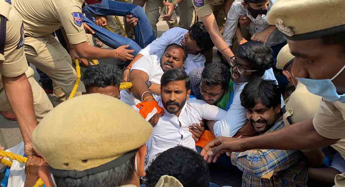 Hyderabad: Congress stages dharna demanding cops book Assam CM