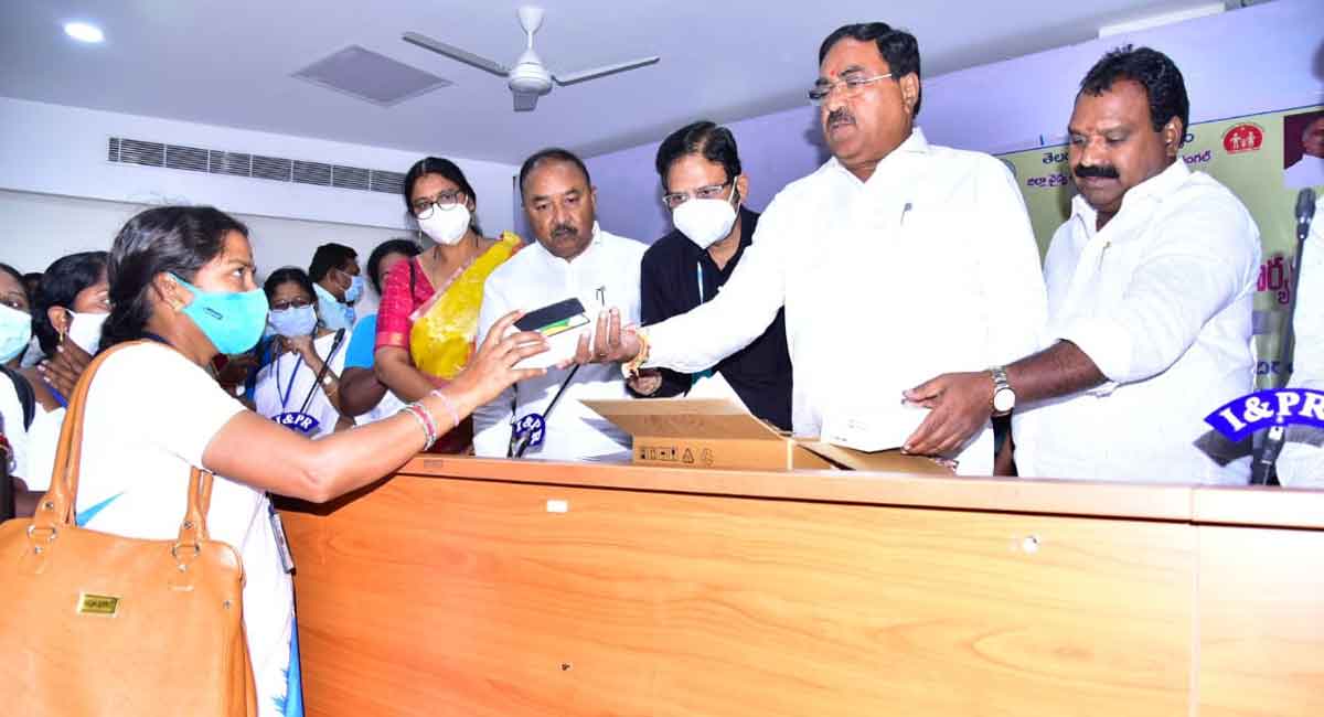 1309 Asha workers receive smartphones in Warangal, Hanamkonda