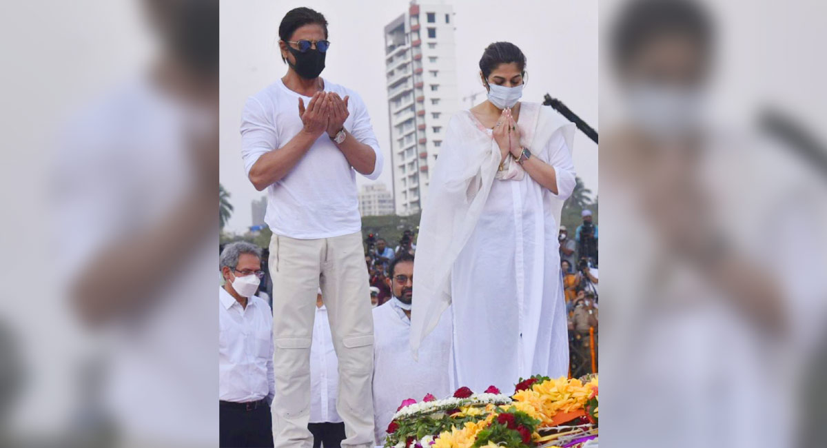 Here’s how netizens are reacting to SRK raising his hands in dua at Lata Mangeshkar’s funeral