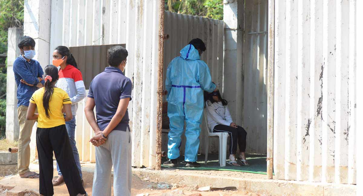 India records 1,49,394 new COVID cases, 1,072 fatalities