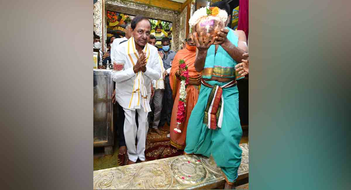 KCR performers Abhisekham to Komuravelly Mallanna with Godavari water