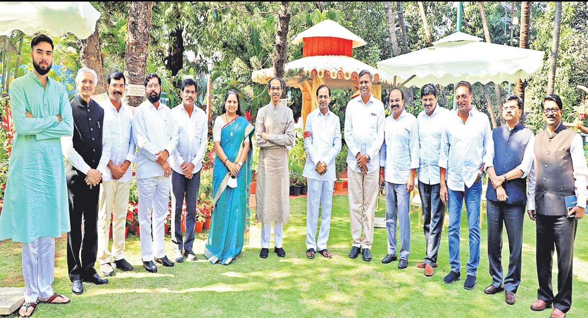 KCR, Thackeray discuss inter-State issues
