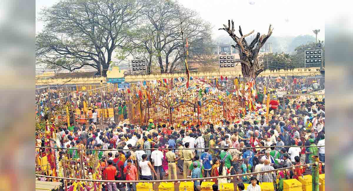 Lakhs of vehicles make a beeline to take part in Sammakka Saralamma jatara