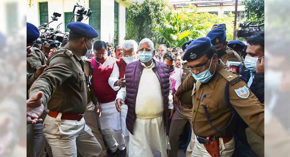 Fodder scam: CBI court convicts Lalu in Rs 139 cr Doranda treasury case