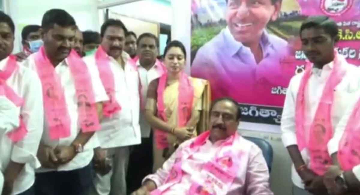Karimnagar: TRS workers donate blood to mark KCR’s birthday