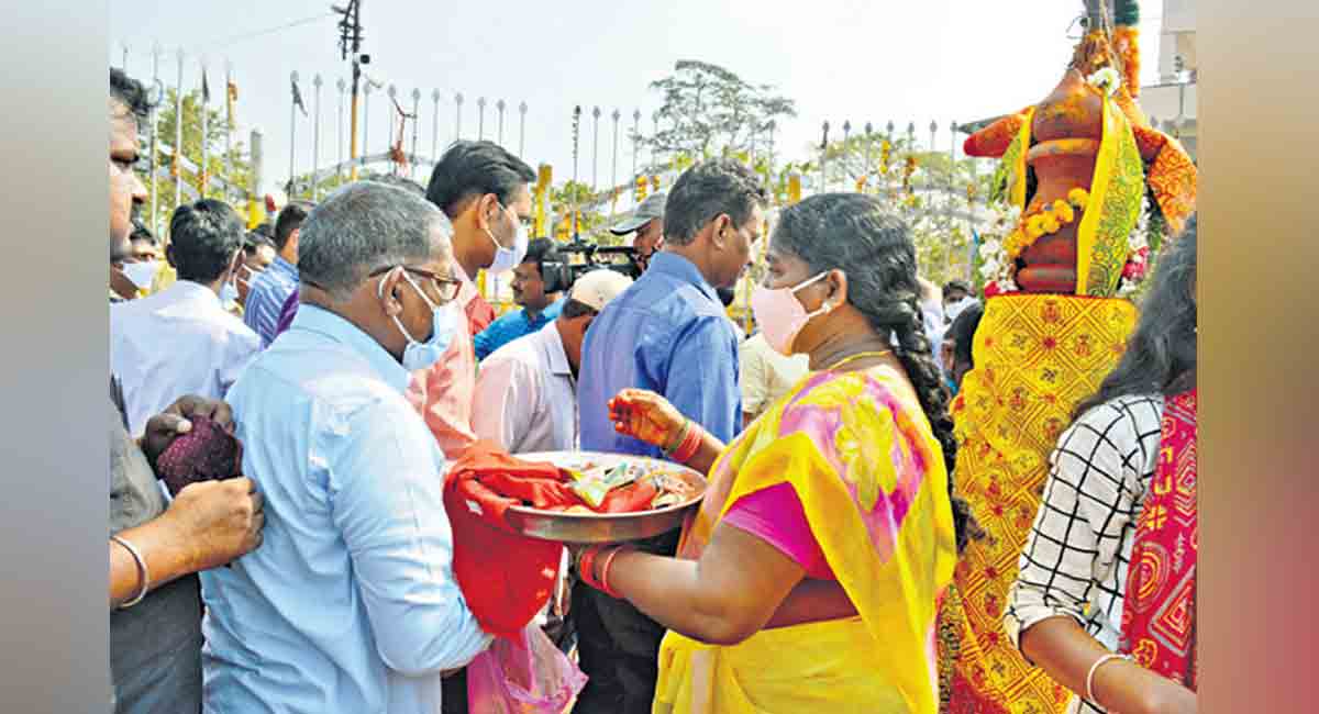 Devotees fume at ‘VIP’ darshans at Medaram