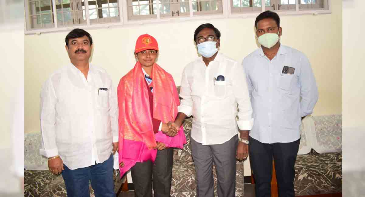 Minister Puvvada felicitates NCC cadet Umamaheshwari