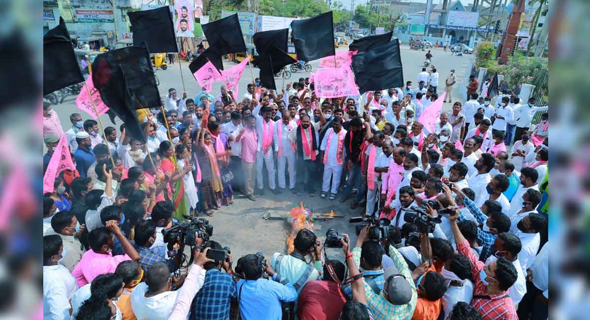 TRS activists burn effigy of PM Modi in Nalgonda