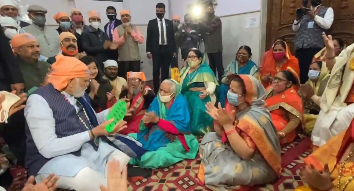 PM Modi offers prayers at Guru Ravidas Vishram Dham temple in Delhi