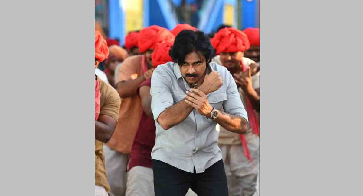 Pawan Kalyan’s pic from sets of ‘Bheemla Nayak’ amplifies the buzz