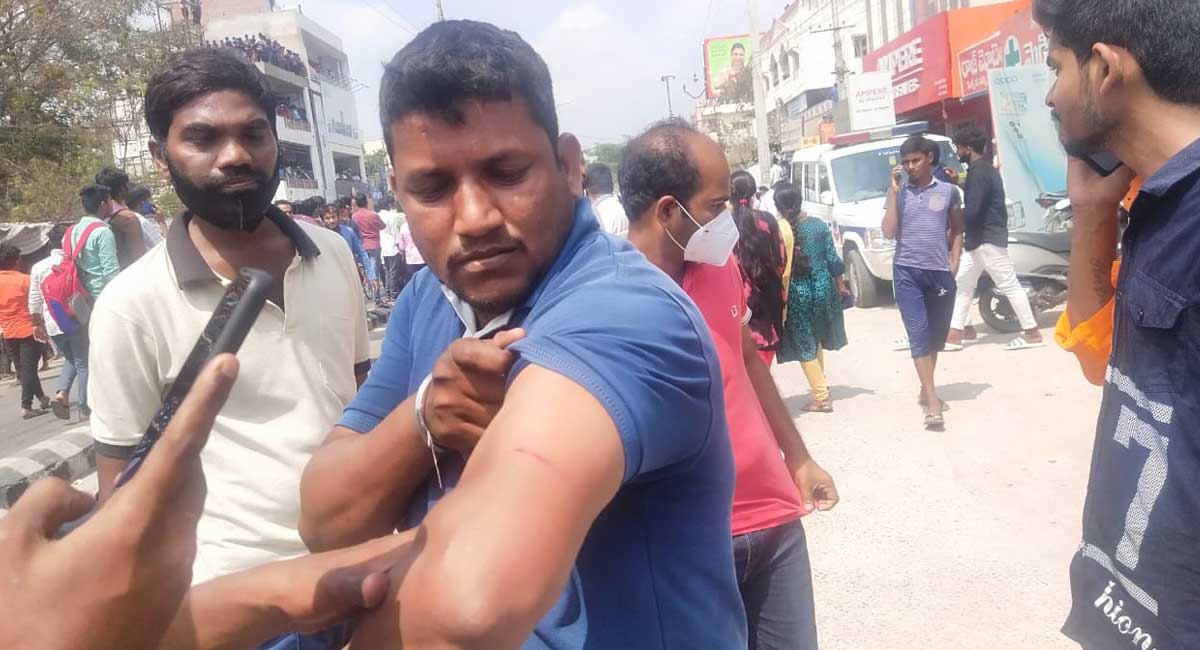 Police resorts to lathi-charge on Samantha fans at Nalgonda