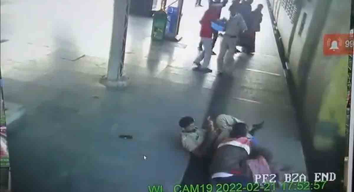 Watch: RPF constable risks life to save woman from slipping onto tracks in Warangal