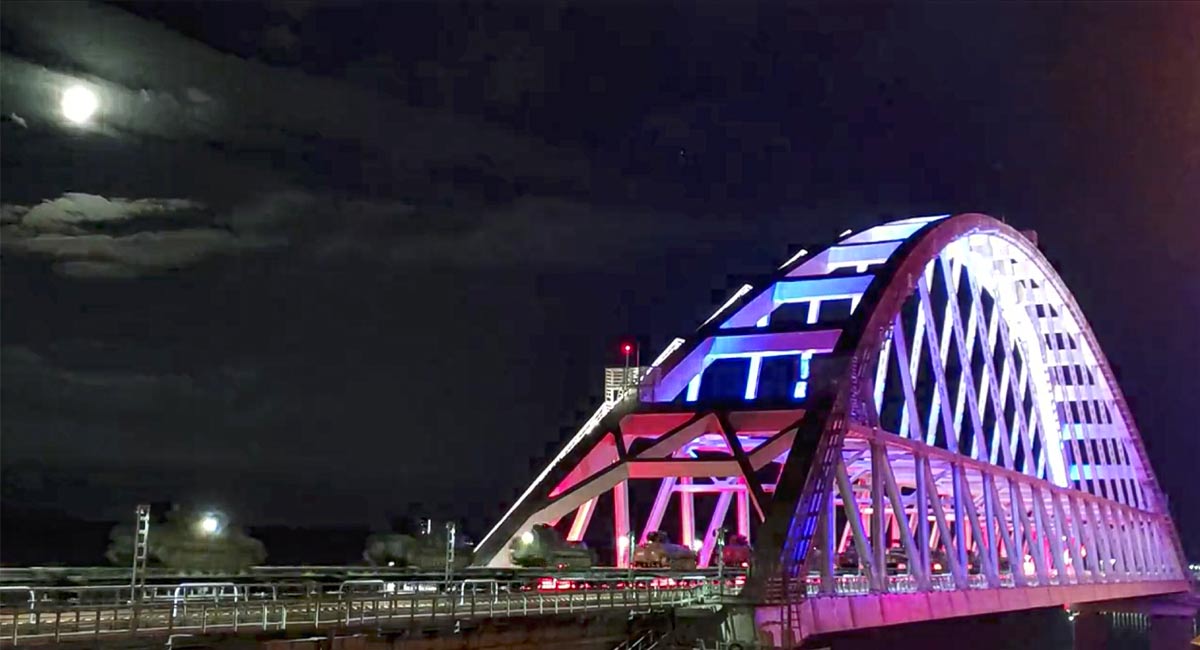 Russian troops cross Crimean bridge on way to permanent deployment after drills