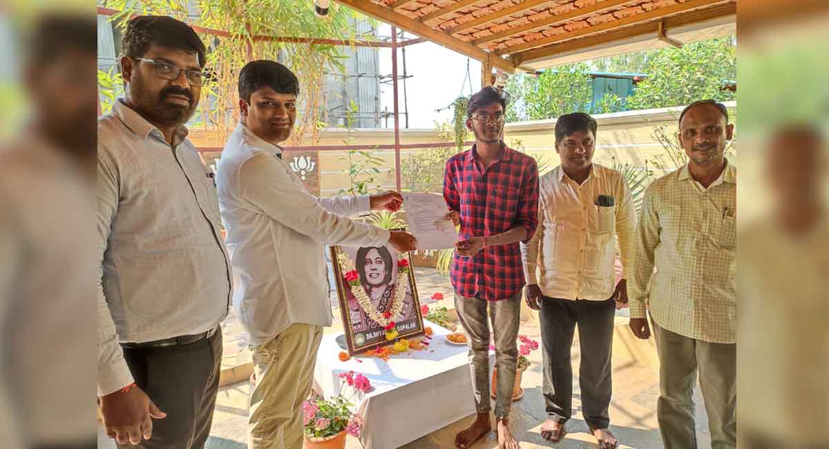 Kothagudem: Shyamala Society extends financial aid to medical student