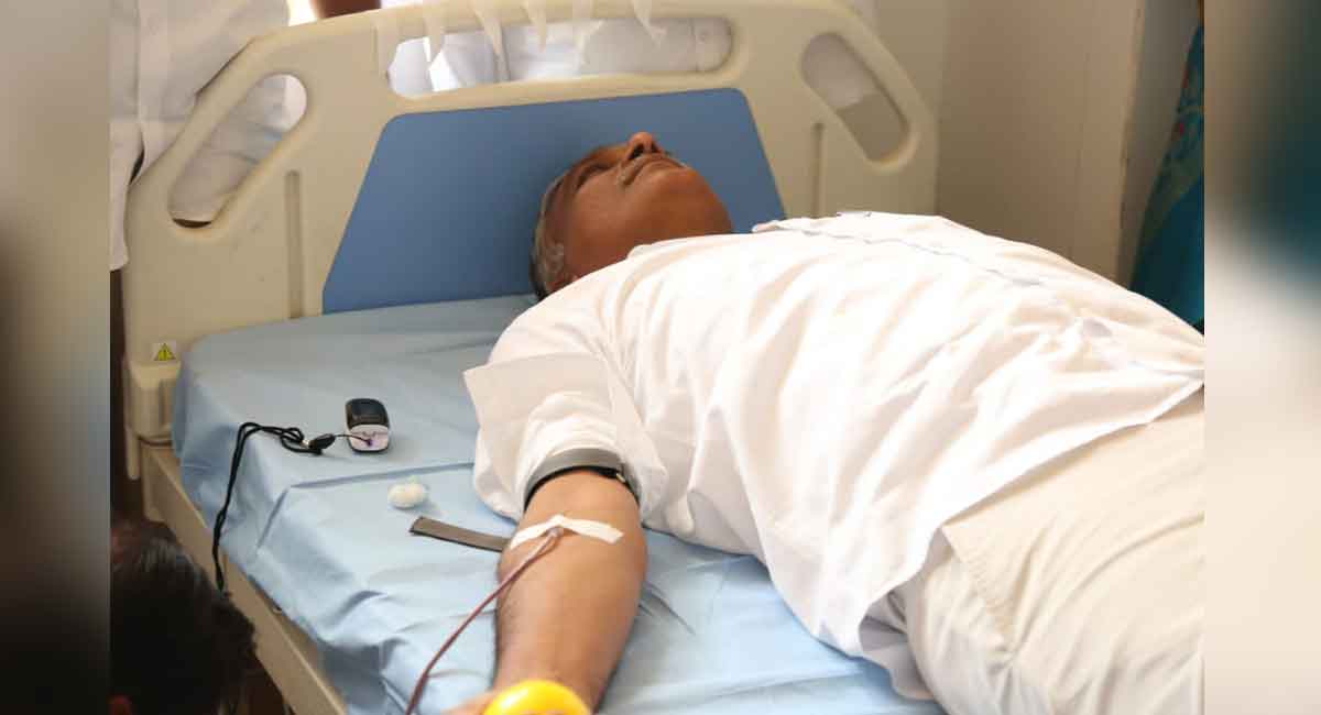 Harish Rao donates blood on the eve of CM KCR’s birthday