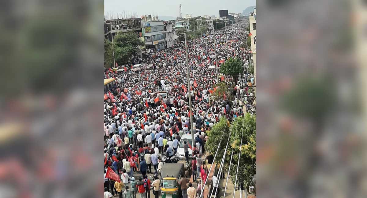 Thousands of Andhra employees gather in Vijayawada for protest