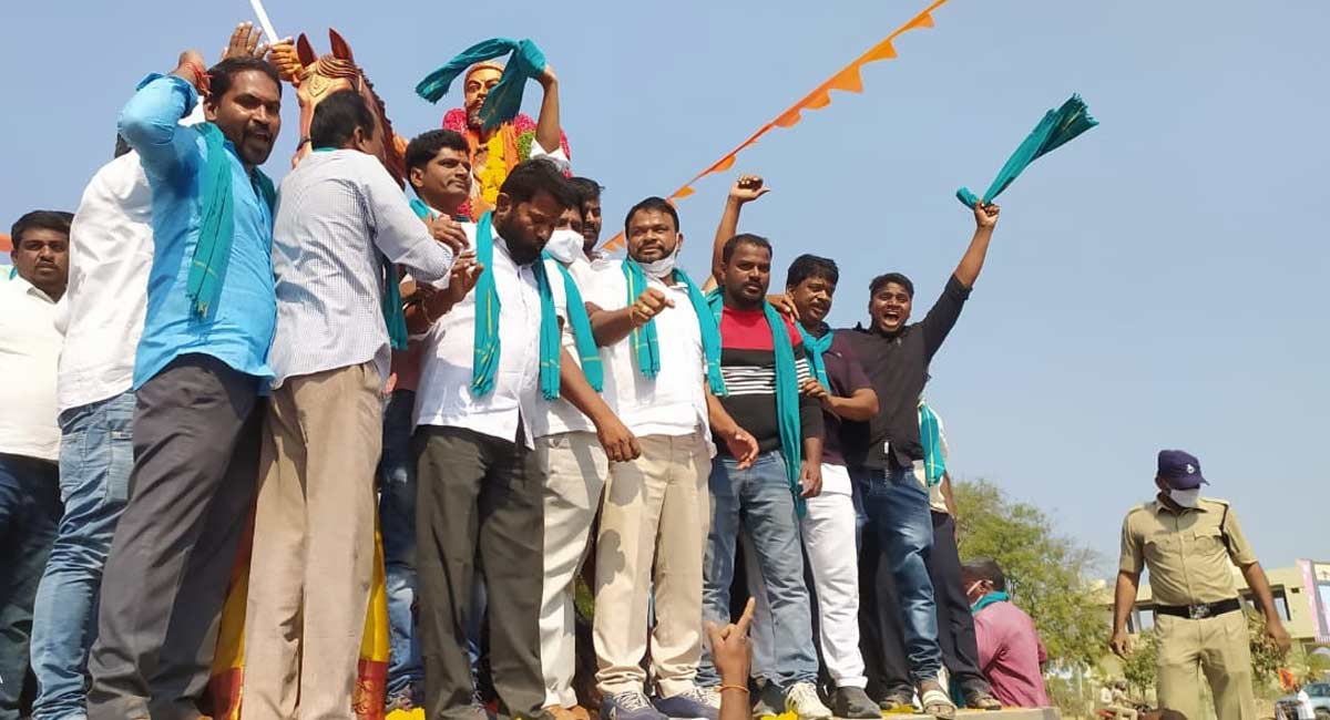 Police officer injured during TRS-BJP workers clash in Nizamabad