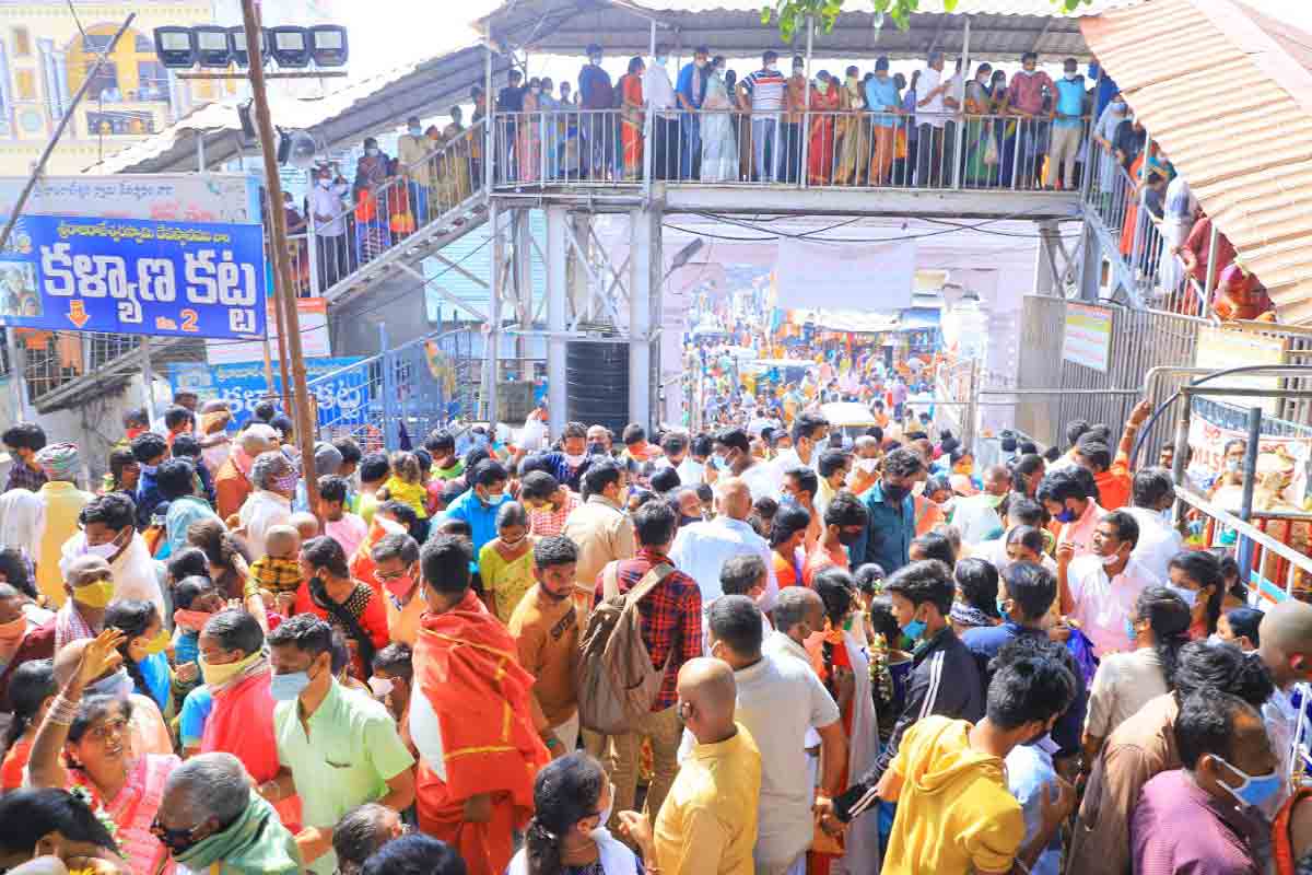 Devotees throng Vemulawada shrine