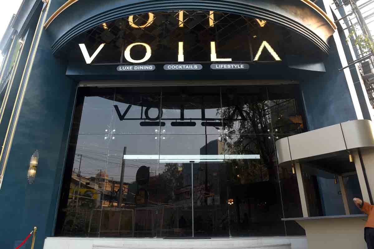 Looking for a place to buy artefacts while fine dining in Hyderabad? Voila!