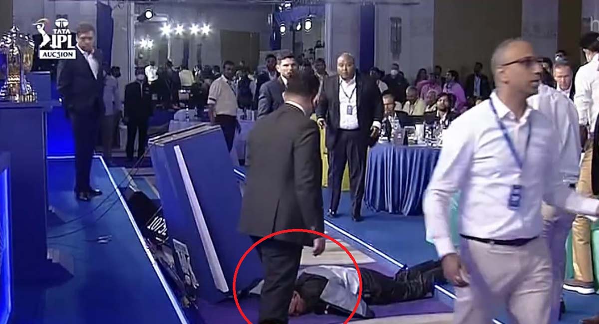 Watch: Auctioneer Hugh Edmeades collapses on stage at IPL auction
