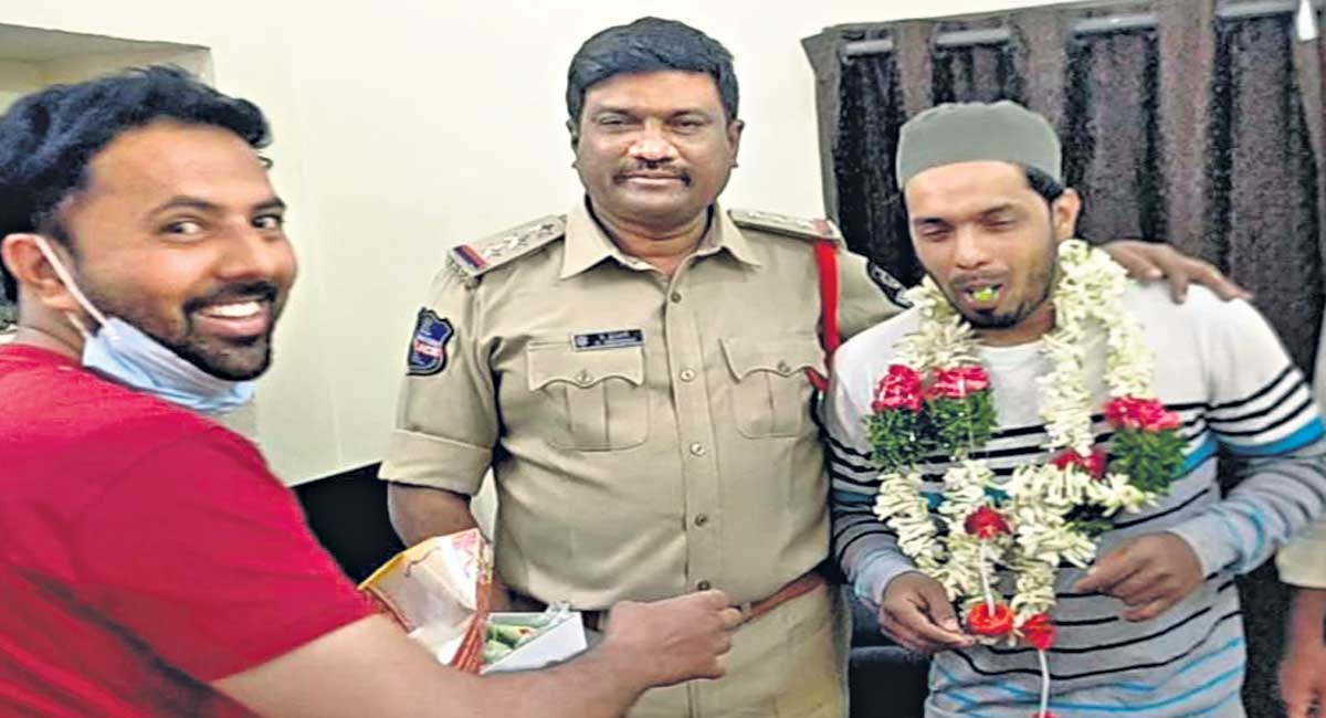 Hyderabad: Honest auto-drivers win plaudits for returning lost gold, cash to owners