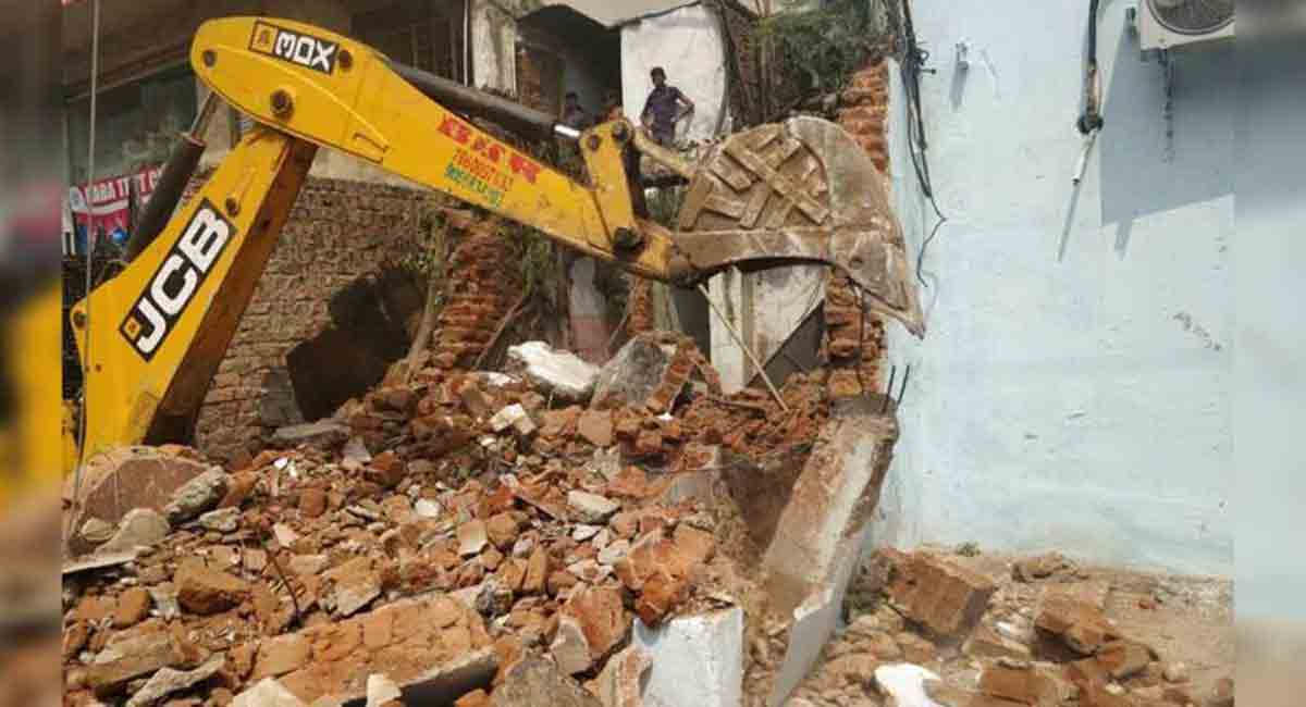 Multi-storied building of TGBKS leader bulldozed in Mancherial