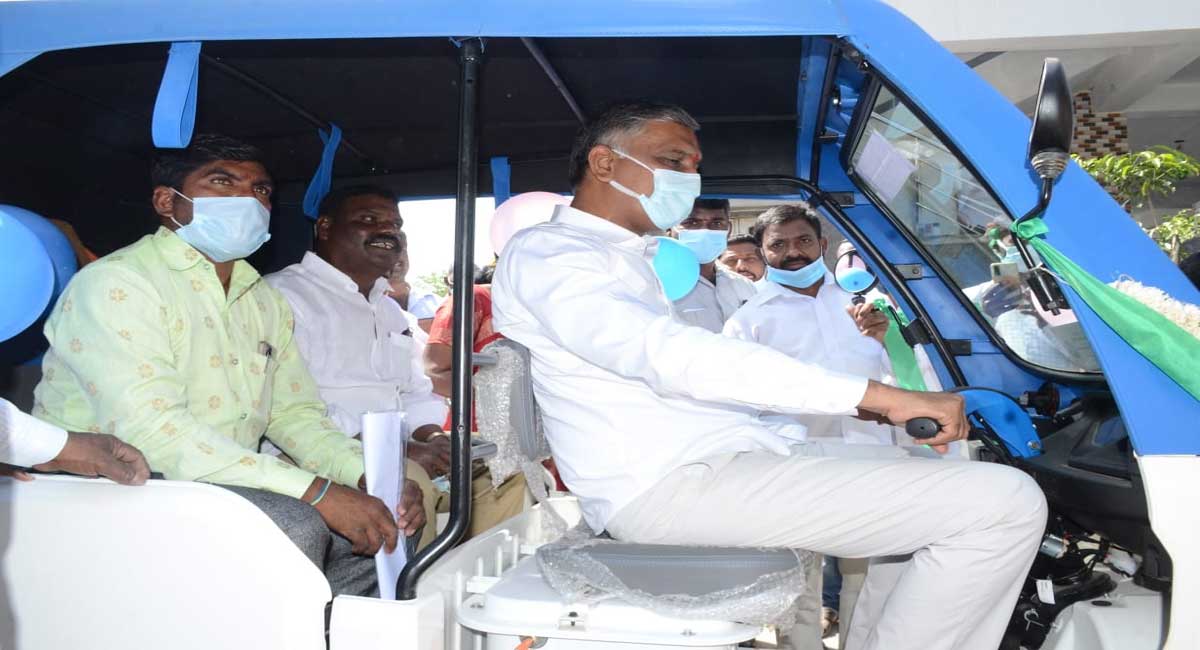 Tribals get e-autorickshaws in Siddipet