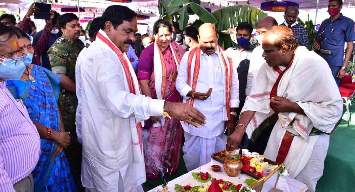 TSRTC opens new bus stand at Medaram
