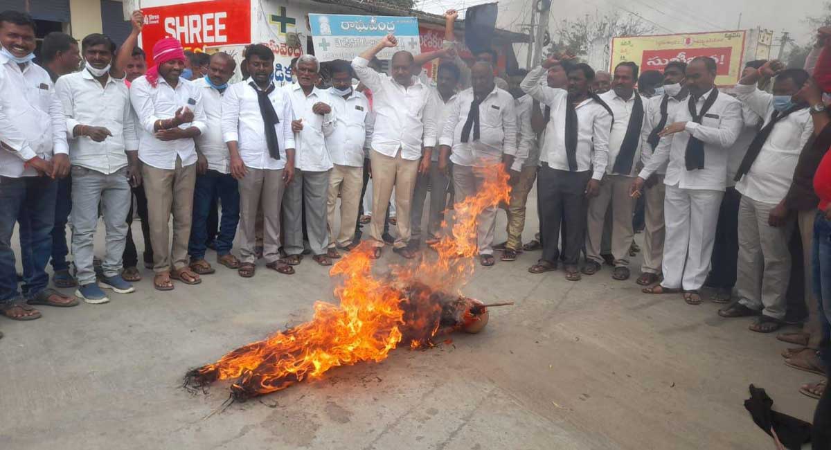 Siddipet: TRS party workers protest against PM Modi’s comments