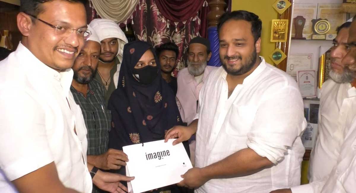 Hijab row: Mumbai MLA meets Karnataka girl Muskaan, gifts iPhone