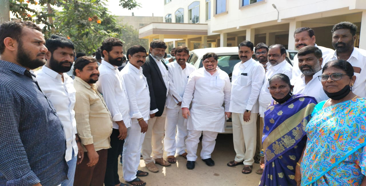 Ponnam appears before Suryapet court in defamation case