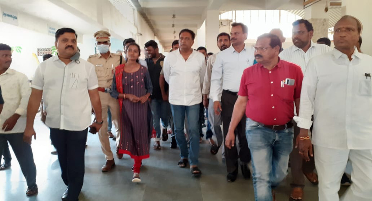 Actor Prakash Raj visits Gajwel, Mallanna Sagar