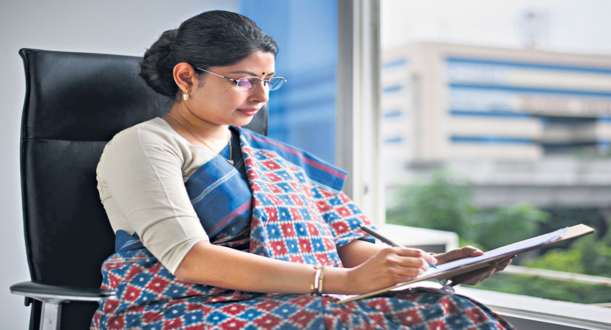 Will choose to be an IAS every single time: Smita Sabharwal to Twitteratis