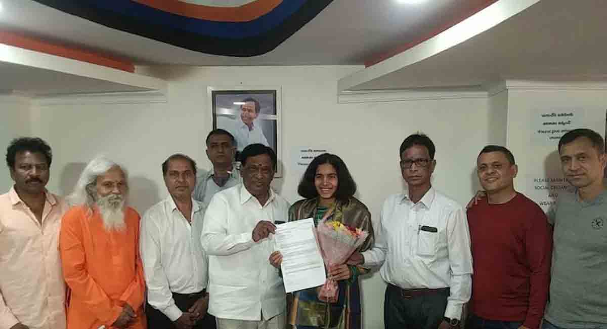 SATS chairman felicitates swimmer Vritti Agarwal