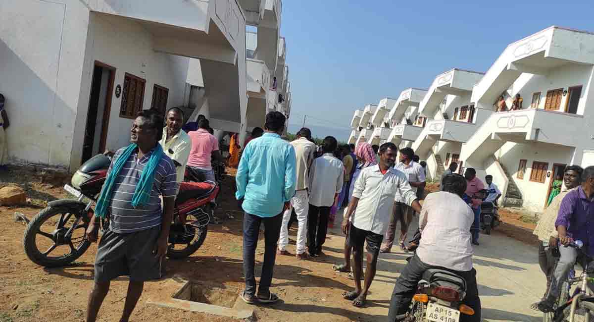 People occupy 2BHK houses before allocation in Manthani