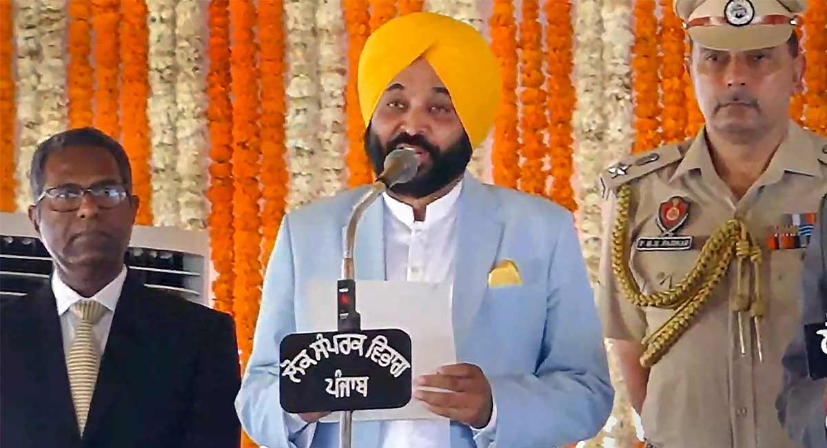 Amid wave of ‘basanti’, Mann takes oath, invokes ‘Inquilab Zindabad’