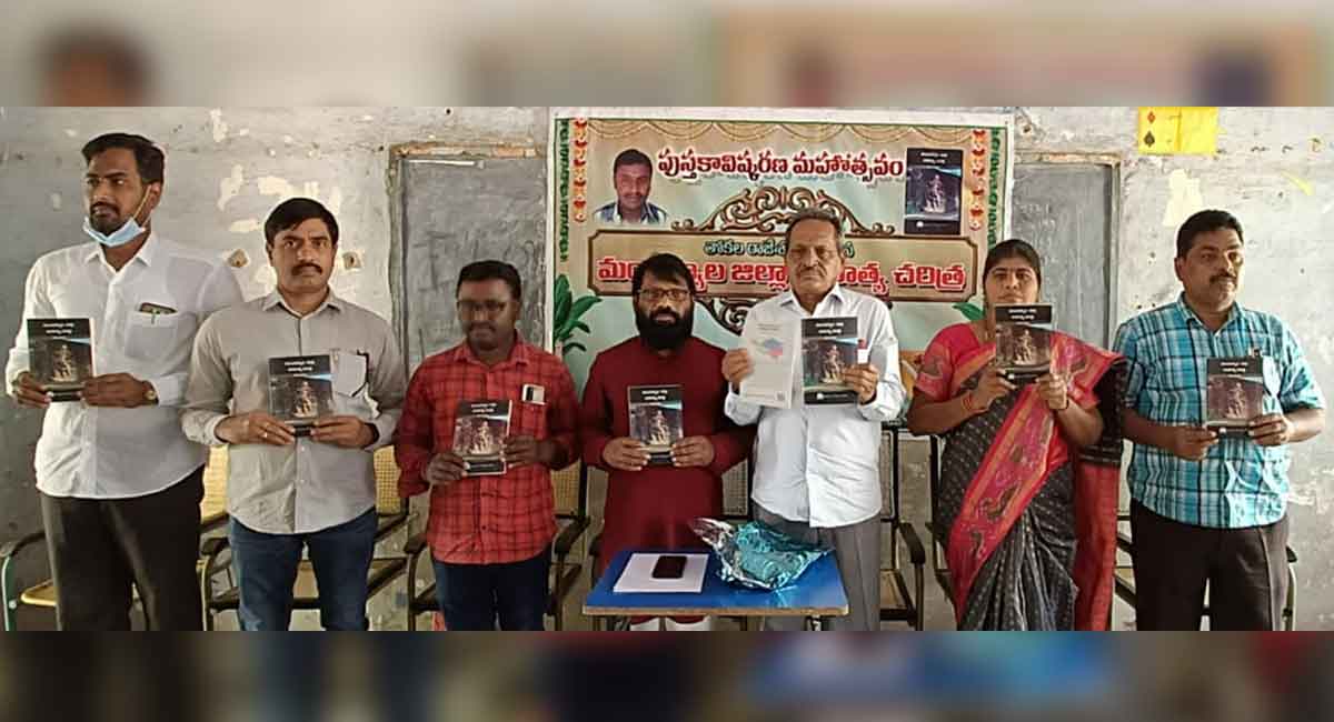 Novelist Allam Rajaiah unveils ‘Mancherial Jilla Sahitya Charitra’
